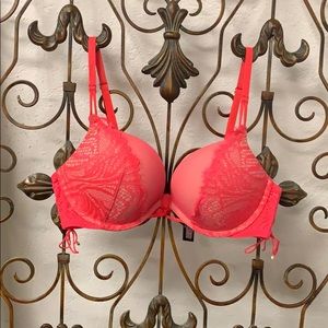Victoria’s Secret bombshell 34B